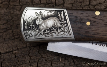 Ein Taschenmesser mit einem traditionellen Suhler Jagdmotiv
